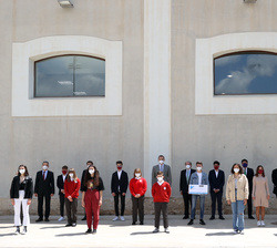 Fotografía de grupo con los jóvenes participantes en el "Reto"