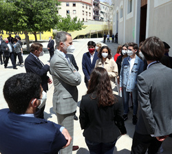 Su Majestad el Rey conversa con los jovenes participantes en el "Reto"