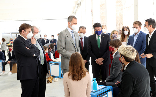 Su Majestad el Rey durante el encuentro con los jóvenes participantes en el "Reto"