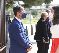 Su Majestad la Reina recibe el saludo del presidente de FEDER, Juan Carrión