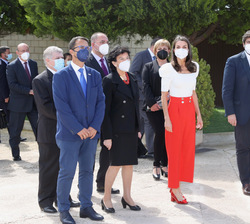 Su Majestad la Reina junto a las autoridades se dirijen al pabellón