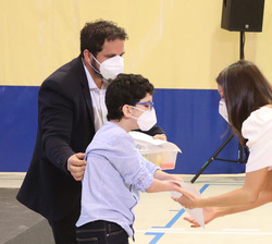 Su Majestad la Reina saluda a Rafa junto a su padre, presidente de la Fundación Rafa Puede