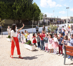 En el patio, Su Majestad la Reina recibe el saludo de los alumnos muy emocionados con su visita