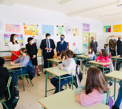 Doña Letizia conversa con los alumnos durante su visita a las aulas