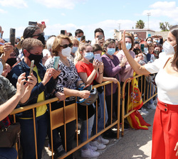 Su Majestad la Reina saluda a los vecinos que se han congregado en los alrededores