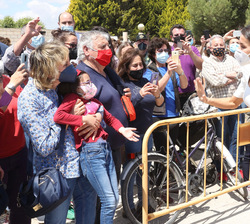 Doña Letizia conversa con el público que se ha acercado a verla