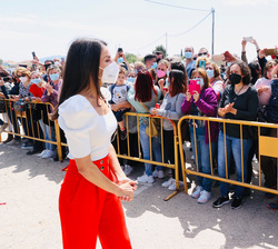 Doña Letizia se despide del público congregado en los alrededores del Centro Educativo