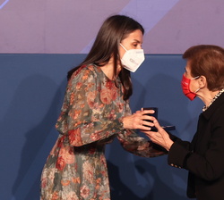 Su Majestad la Reina entrega la Medalla de Oro de Cruz Roja a Adela Cortina