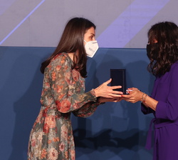 Su Majestad la Reina entrega la Medalla de Oro de Cruz Roja a Lourdes Reyzábal, directora de la Fundación Raices