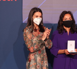 Su Majestad la Reina tras entregar la Medalla de Oro de Cruz Roja a Lourdes Reyzábal, directora de la Fundación Raices