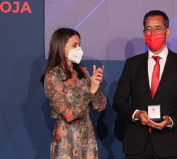 Su Majestad la Reina tras entregar la Medalla de Oro de Cruz Roja al doctor Pedro Cavadas