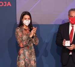 Su Majestad la Reina tras entregar la Placa de Honor de la Cruz Roja Española al presidente de la Federación Internacional de la Cruz Roja y la Media 