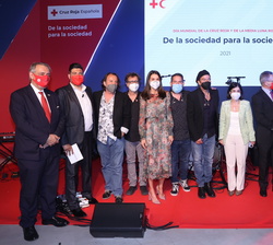 Fotografía de grupo de Su Majestad la Reina con las autoridades y componentes del grupo musical Los Secretos