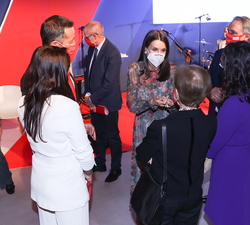 Su Majestad la Reina conversa con los galardonados