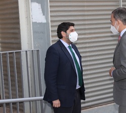 Don Felipe recibe el saludo del presidente de la Región de Murcia, Fernando López Miras, a su llegada al Museo Foro Romano Molinete