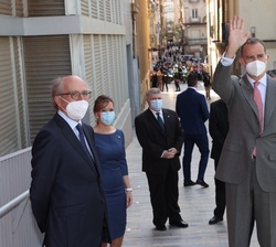 Don Felipe saluda al público congregado a la entrada del Museo Foro Romano Molinete