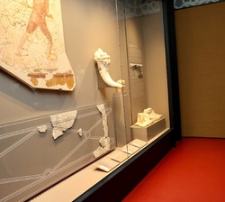 Don Felipe en un momento de su recorrido por el Museo