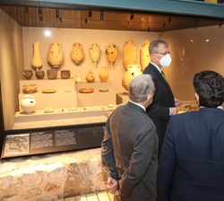 Don Felipe recibe explicaciones del arquitecto del Museo y director de las excavaciones, José Miguel Noguera