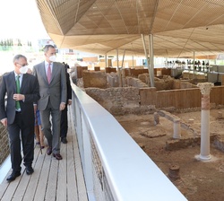 Don Felipe acompañado por el arquitecto del Museo y director de las excavaciones, José Miguel Noguera, durante su recorrido por el yacimiento arqueoló