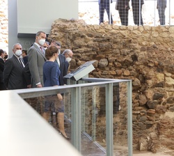 Su Majestad el Rey en un momento de su recorrido por el yacimiento arqueológico