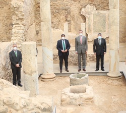 Fotografía de grupo de Su Majestad el Rey con las autoridades asistentes al acto