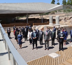 Fotografía de grupo de Su Majestad el Rey con las autoridades y con los integrantes del equipo arqueológico