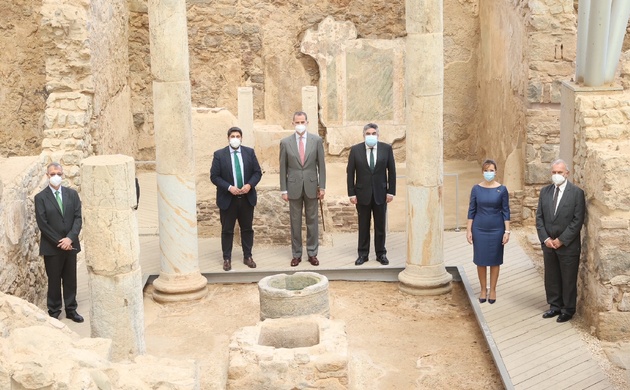 Fotografía de grupo de Su Majestad el Rey con las autoridades asistentes al acto