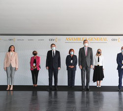Fotografía de grupo de Su Majestad el Rey junto a las autoridades