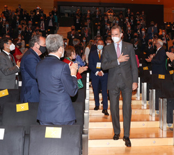 Don Felipe se dirige a su lugar en el auditorio