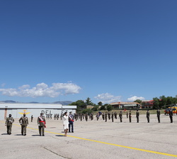 Su Majestad la Reina pasa revista a la fuerza presente