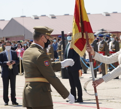 Su Majestad la Reina entrega el Estandarte de la ACAVIET a su Coronel Director 
