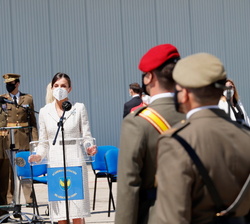 Doña Letizia pronuncia una alocución con motivo de la entrega del Estandarte a la ACAVIET