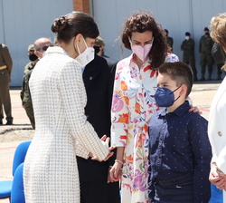 Doña Letizia conoce a los familiares de los miembros de la Unidad caídos en acto de servicio