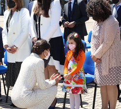 Doña Letizia anima los familiares más jóvenes de los miembros de la Unidad que perdieron su vida en el cumplimiento de su deber
