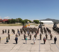 Fotografía de Grupo de los miembros de la ACAVIET y las autoridades que junto a Su Majestad la Reina han parcipado en el acto de entrega del Estandart