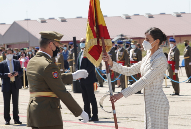 Su Majestad la Reina entrega el Estandarte de la ACAVIET a su Coronel Director 