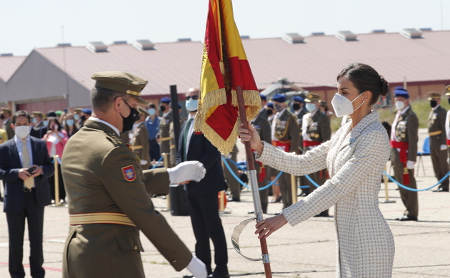 Su Majestad la Reina entrega el Estandarte de la ACAVIET a su Coronel Director 