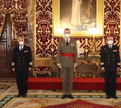 Su Majestad el Rey junto a la delegación de la Organización de los actos conmemorativos del V Centenario de la primera Vuelta al Mundo en la Isla de G