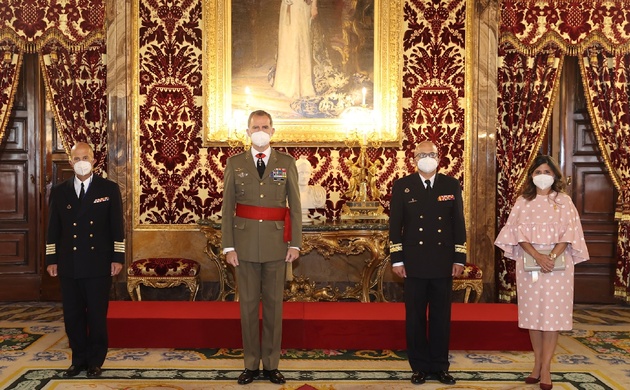 Su Majestad el Rey junto a la delegación de la Organización de los actos conmemorativos del V Centenario de la primera Vuelta al Mundo en la Isla de G