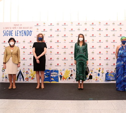 Fotografía de grupo de Su Majestad la Reina con las autoridades y las galardonadas