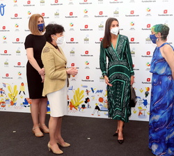 Su Majestad la Reina conversa con las autoridades y las galardonadas