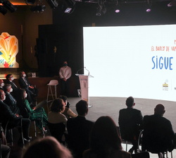 Su Majestad la Reina durante la proyección de un video de presentación