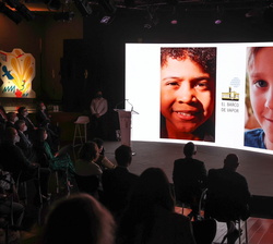 Su Majestad la Reina durante la proyección de un video de presentación