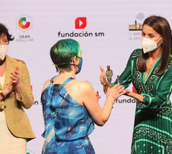 Su Majestad la Reina entrega el Premio Gran Angular 2021 a Chiki Fabregat por “El Cofre de Nadie”