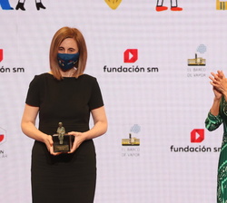 Su Majestad la Reina tras entregar el Premio El Barco de Vapor a Beatriz Osés, por su obra "Un bosque en el aire" 