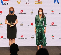Su Majestad la Reina junto a las premiadas Beatriz Osés y Chiki Fabregat 