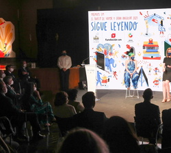 Doña Letizia en primera fila de asientos durante la entrevista a las premiadas Beatriz Osés y Chiki Fabregat 