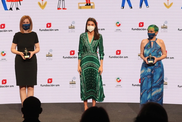 Su Majestad la Reina junto a las premiadas Beatriz Osés y Chiki Fabregat 