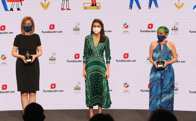 Su Majestad la Reina junto a las premiadas Beatriz Osés y Chiki Fabregat 