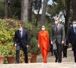 Sus Majestades los Reyes a su llegada al domicilio del escritor Francisco Brines
